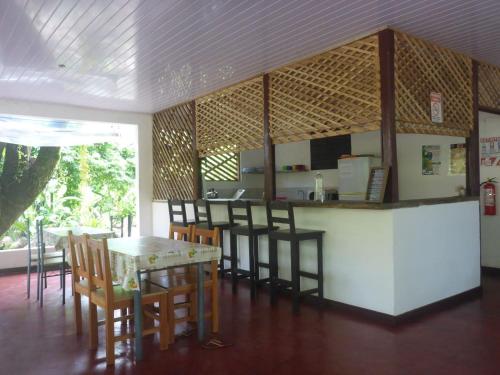Shared lounge/TV area, Aracari Garden Hostel in Tortuguero