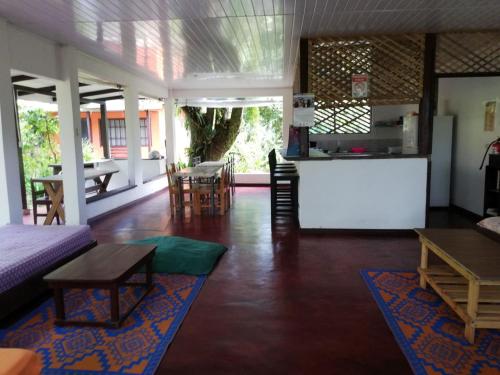 Shared lounge/TV area, Aracari Garden Hostel in Tortuguero