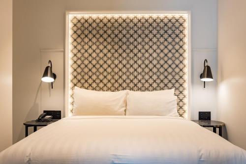 Premier Queen Room image 3