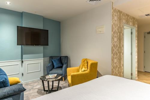 Signature Queen Room image 3
