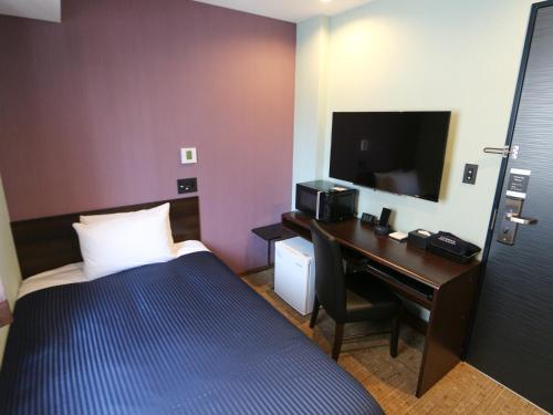 Double room, small, smokers allowed
