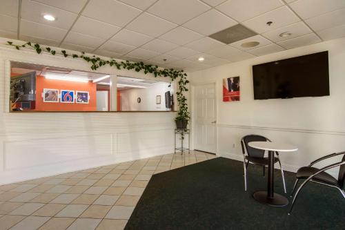 ห้องส่วนกลางสำหรับนั่งเล่น/ดูทีวี, Motel 6 Warner Robins, GA in วอร์เนอร์โรบินส์ (GA)