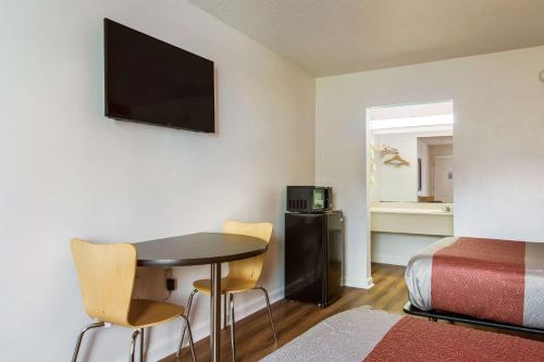 Motel 6-Warner Robins GA - image 11