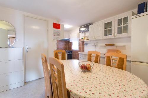  Apartment Dinka in Punat