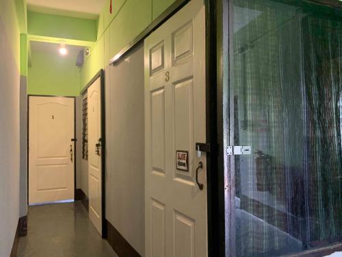 J Giant Hostel Room Type - Standard Twin Room (No window)
