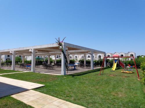 ทัศนียภาพภายนอกโรงแรม, บลู แมร์ วิลเลจ (Blu Mare Village) in แซรา อลิมินิ