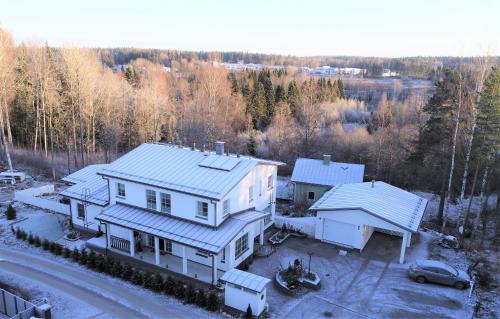Фасада на хотела, Villa Jokivarsi Bed & Breakfast in Вантаа