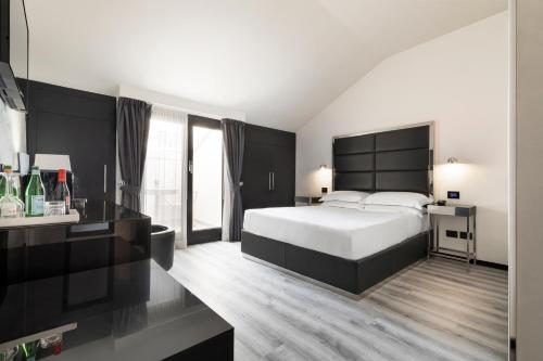 LHP Hotel Napoleon - image 8