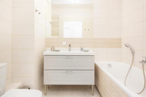 Apartments Rondo Wiatraczna by Renters - image 10