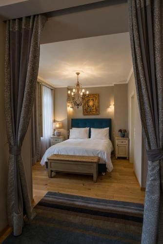 Hotel Antique - image 7