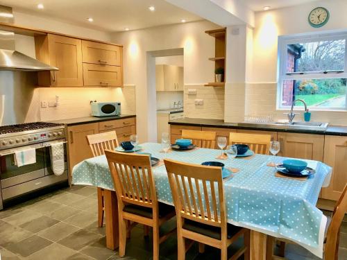 Lyndale House - Exclusive use, self catering, fpventures Stroud