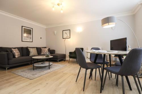 2 Bedroom Apartment In Borough, , London