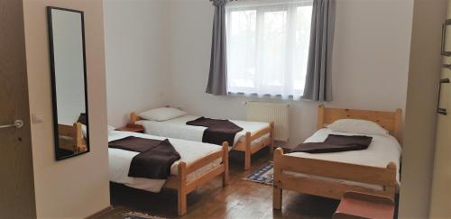 3 twin beds