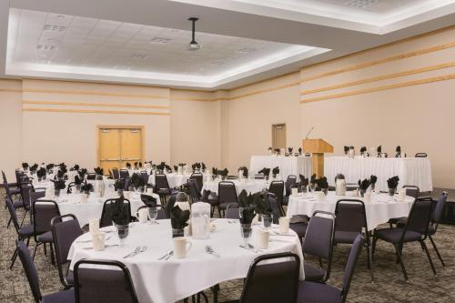 Country Inn & Suites by Radisson, Fergus Falls, MN