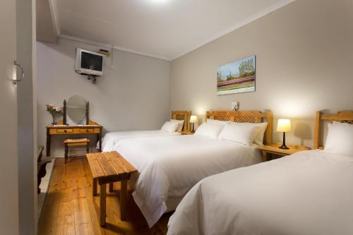 1 double bed, 2 twin beds