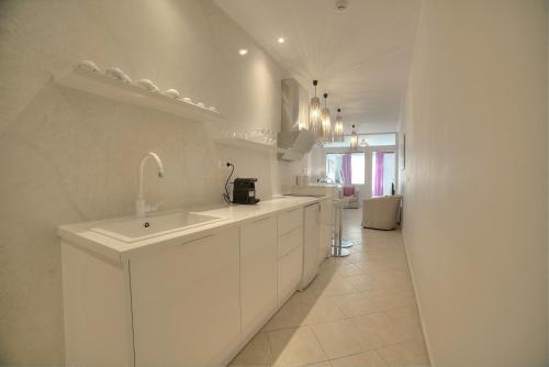 Downtown Glyfada smart apartment - image 3