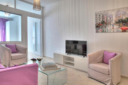 Downtown Glyfada smart apartment - image 8