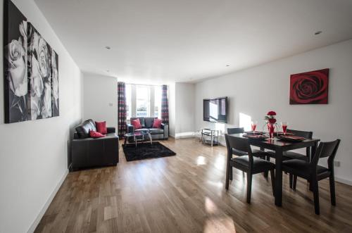 . Orange Apartments Polmuir Gardens Only 7 minutes to City Centre