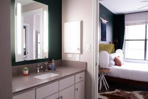 Stylish 1BR in South Congress #148 by WanderJaunt - image 7