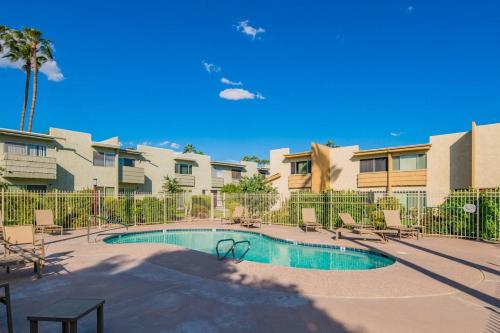 Cozy 1BR near Fashion Square Mall by WanderJaunt - image 5
