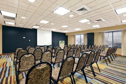 Comfort Inn & Suites - image 8