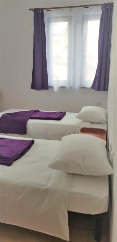 2 twin beds