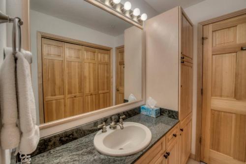 The Cozy Corral - Private Hot Tub & Walk to Town - image 8