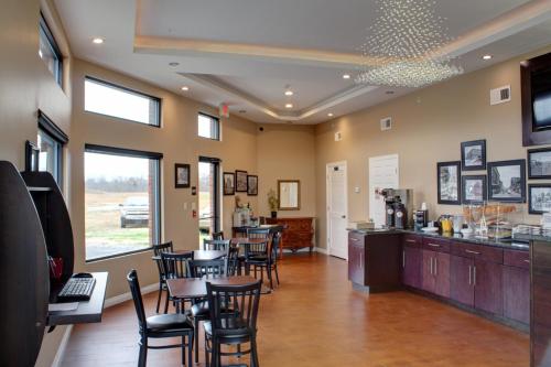 Luxbury Inn & Suites in Maryville (TN)