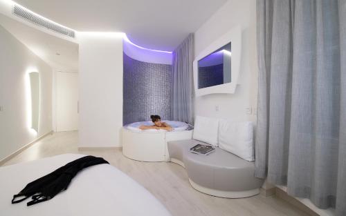 AHD Rooms Room Type - Deluxe Double Room with Bath