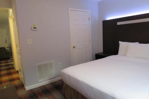 Luxbury Inn & Suites