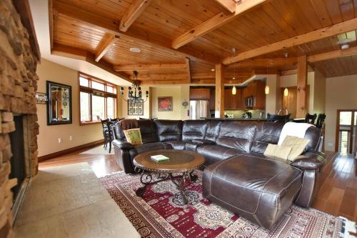 Blue Mountain-Luxurious BlueSki George Chalet, Hot Tub, Pool, Gas Fireplace - Blue Mountains