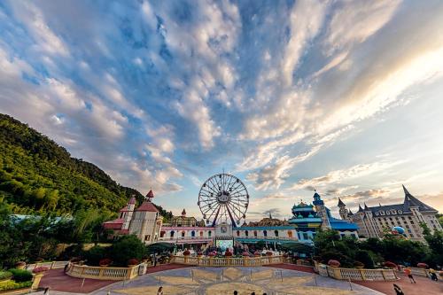 Yinrun Jinjiang Castle Hotel