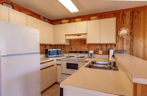 Woodhouse Condo - image 8