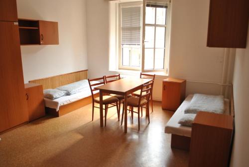 Dizzy Daisy Hostel