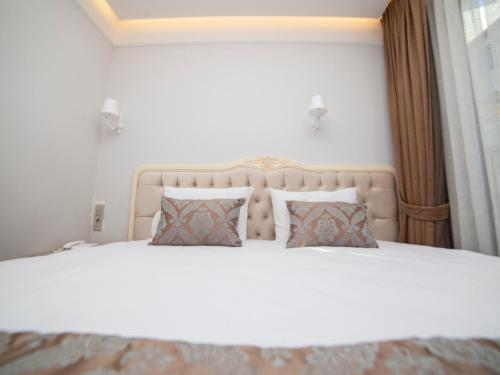 Standard Double Room image 3