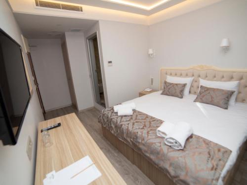 Standard Double Room image 2