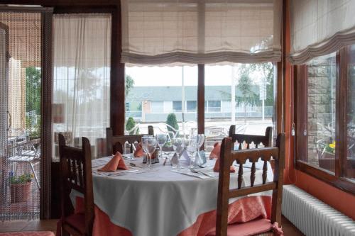 ห้องอาหาร, Hostal Montserrat in โตนา