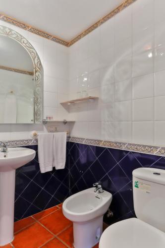 Hotel Las Palmeras by Vivere Stays - image 7
