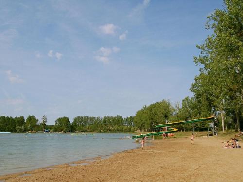 Modern holiday home with dishwasher, in natural region