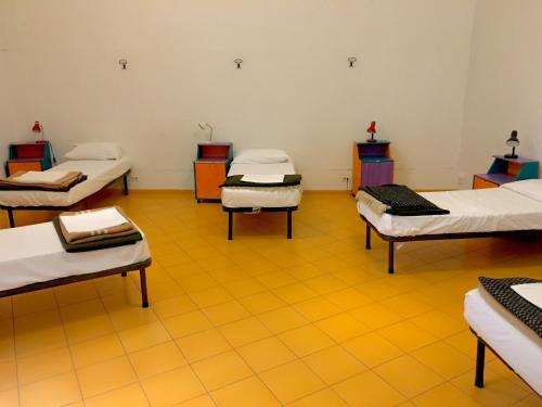 6 Small Rooms - main image