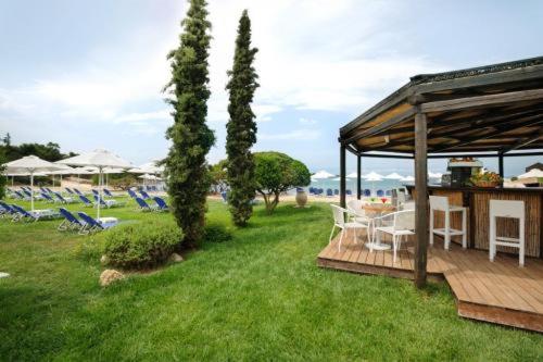 AKS Hinitsa Bay AKS Hinitsa Bay is perfectly located for both business and leisure guests in Porto Heli. Offering a variety of facilities and services, the property provides all you need for a good nights sleep. Ser