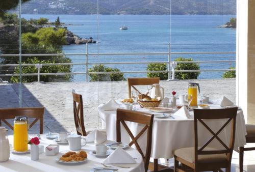 AKS Hinitsa Bay AKS Hinitsa Bay is perfectly located for both business and leisure guests in Porto Heli. Offering a variety of facilities and services, the property provides all you need for a good nights sleep. Ser