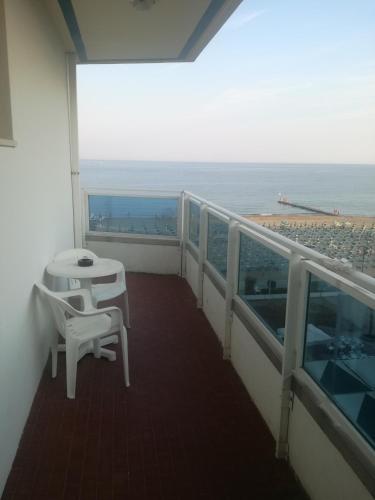 Triple Room with Side Sea View image 3