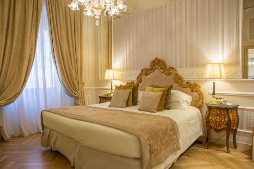 Deluxe Double Room image 3