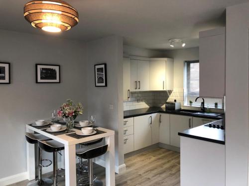 City Centre Townhouse-3 Bedrooms & Parking - BHR Apartments - image 2