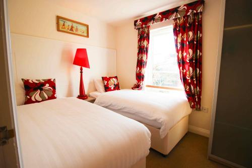 Blorenge House The 4-star Blorenge House offers comfort and convenience whether youre on business or holiday in Taunton. The hotel has everything you need for a comfortable stay. Service-minded staff will welcome a