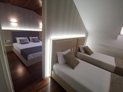 1 queen bed, 2 twin beds
