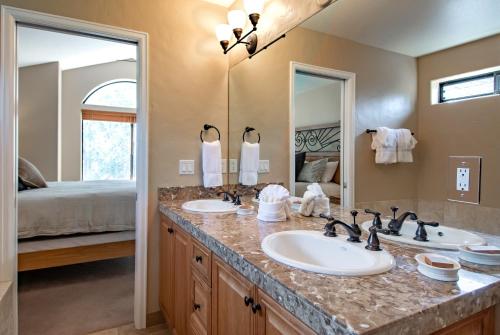 Park Forest Moose Pad Townhome: Hot Tub On Shuttle Route - image 5