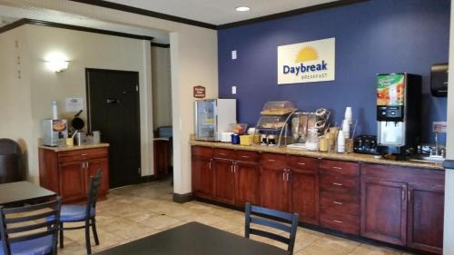 Days Inn & Suites by Wyndham Vancouver - image 3