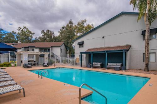 2BR Apt in North Phoenix with Pool by WanderJaunt